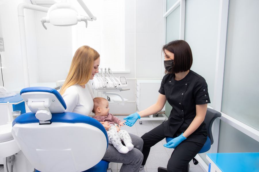 Dziecko w gabinecie dentystycznym w Lubniu 